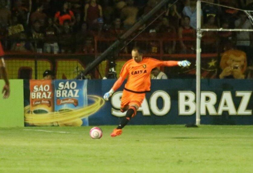 Magrão é o mais experiente tanto no Sport quanto no Campeonato Brasileiro: são 41 anos, quatro meses e 28 dias de vida. O goleiro defende a meta do Leão da Ilha desde o ano de