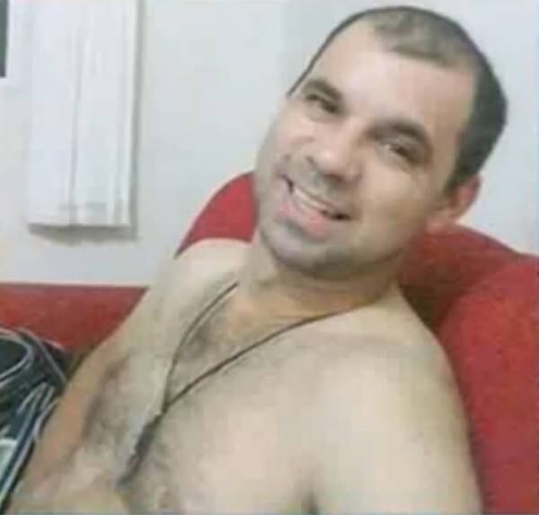 Lauri Amado de Souza Nery foi acusado por tentativa de homicídio triplamente qualificado, lesão corporal e ameaça porque teria jogado óleo quente sobre a ex-companheira, ferido a filha dela e ameaçado um cunhado