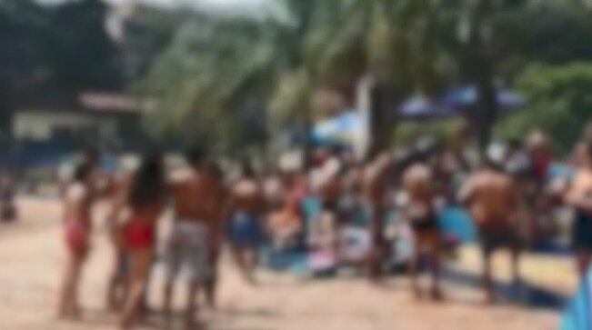 Centenas de pessoas se aglomeraram dentro do clube