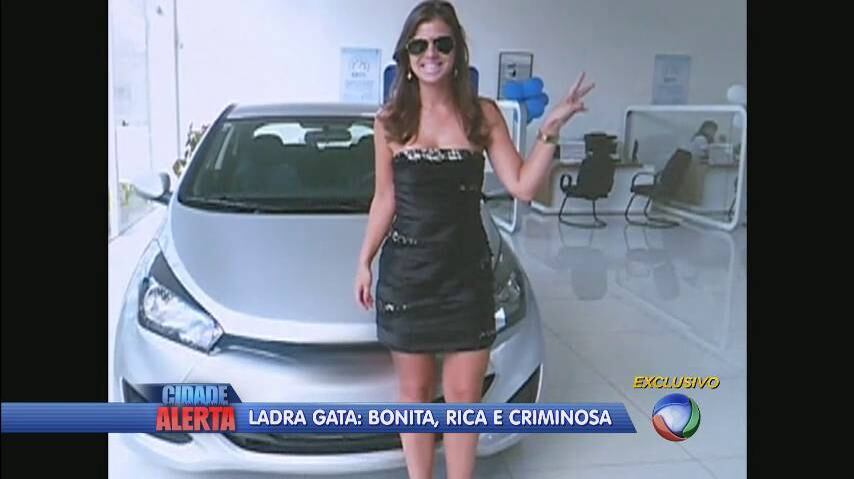 De
acordo com o vendedor da loja, que acompanhou a estudante em parte do trajeto do teste, Fabiana usou uma arma pra obrigá-lo a sair do veículo, que foi encontrado dois
dias depois, abandonado.

O delegado que
investiga o caso acredita que a jovem roubou o carro para usar as peças em
outro veículo, que teria sido destruído após um acidente