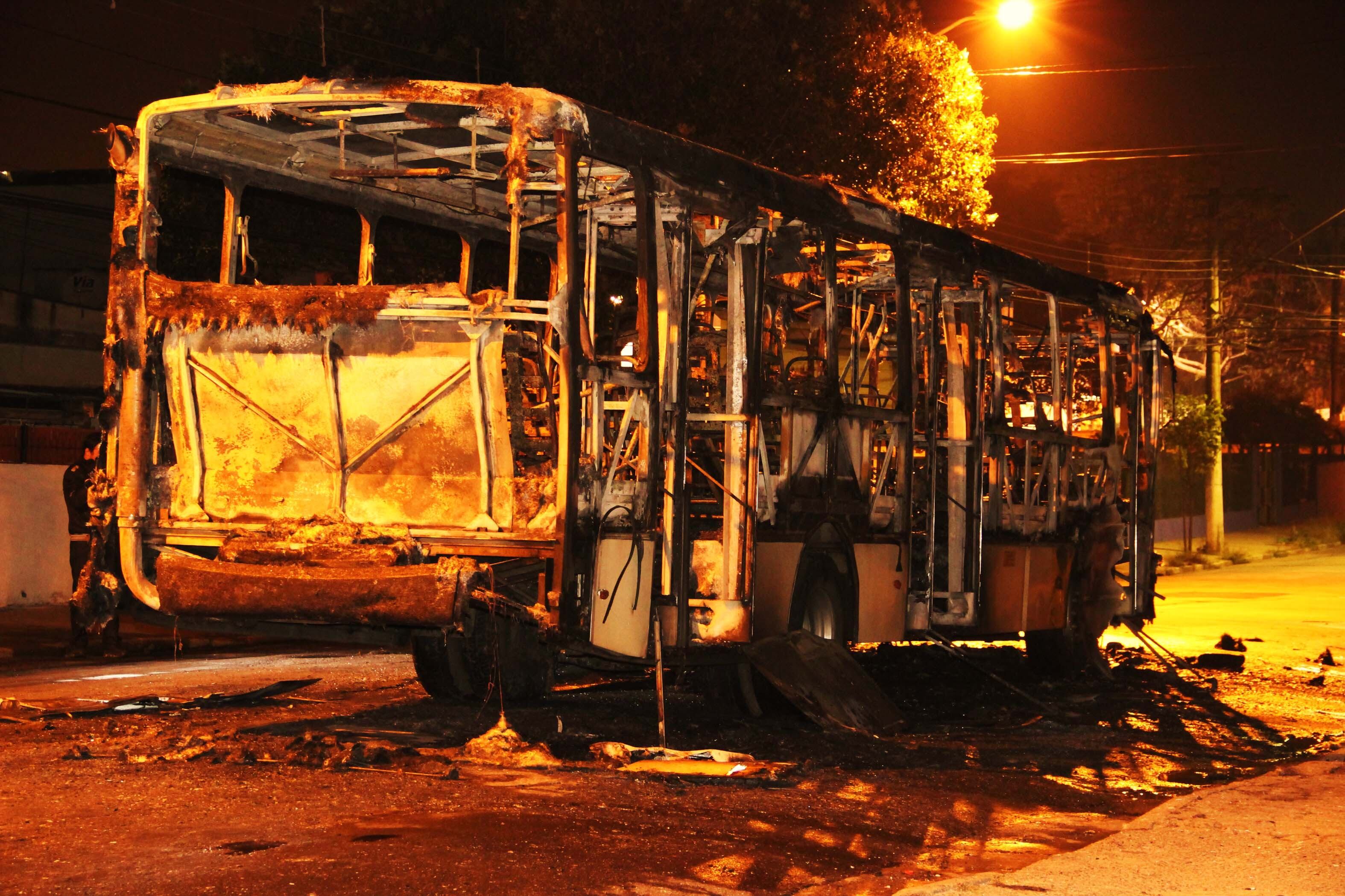 Criminosos incendeiam dois ônibus no Jardim Robru, zona leste de São Paulo, na madrugada desta terça-feira