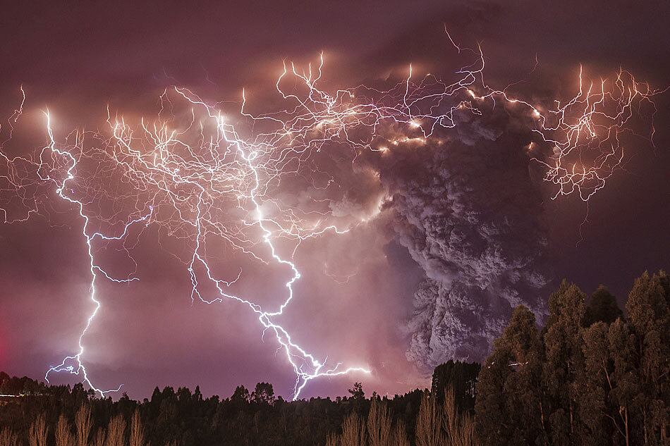 Na categoria ambientes da Terra, o chileno
Francisco Negroni foi o escolhido com a imagem que batizou de 'Apocalipse',
feita no Parque Nacional Puyehue, no sul do Chile. Ele flagrou um evento raro:
uma tempestade de raios provavelmente causada pelas descargas de eletricidade
estática resultantes do choque entre rochas quentes, cinzas e vapor da erupção
no complexo vulcânico Puyehue-Cordón

BBC Brasil - Todos os direitos reservados - É proibido todo tipo de reprodução sem autorização por escrito da BBC
