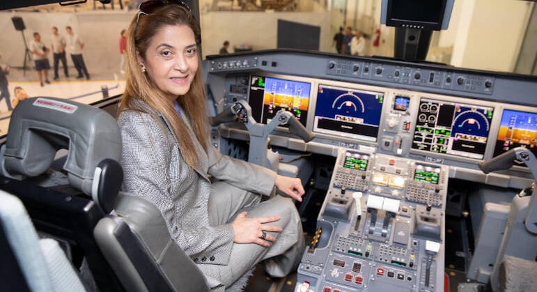 Leila Pereira posa na cabine do avião que comprou para transportar o Palmeiras