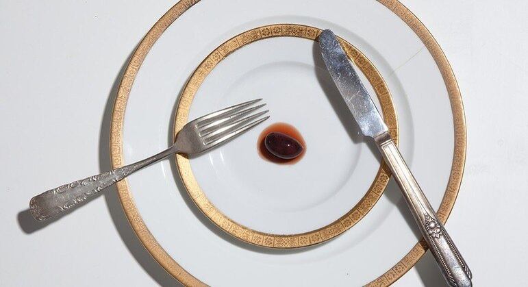 Sim, um dos presos pediu uma simples azeitona (com caroço!)