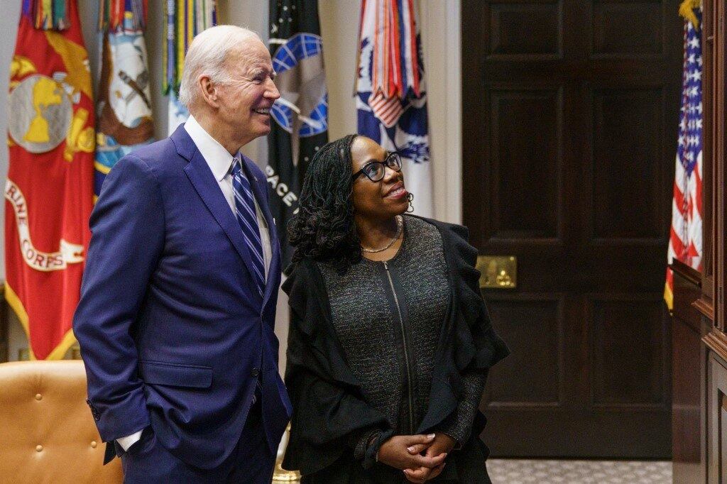 Joe Biden e Ketanji Brown Jackson assistiram juntos a votação no Senado