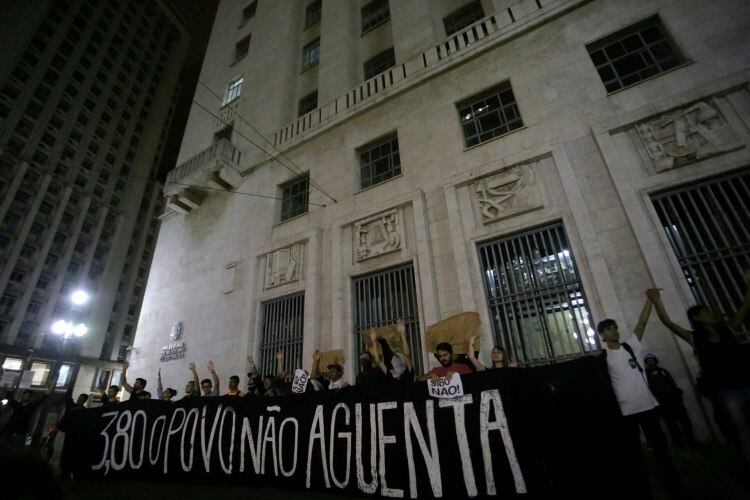 Após o fim do ato na prefeitura, alguns manifestantes se dirigiram à estação República do metrô. Seguranças do metrô chegaram a formar dois cordões — um antes e um depois das catracas — para evitar que as pessoas pulassem. No sistema de som do transporte, o órgão afirmou que a estação ia fechar mais cedo.
Manifestantes que não conseguiram entrar na estação República fecharam a avenida Ipiranga. Mais tarde, a Polícia Militar usou bombas de gás lacrimogêneo para dispersar os manifestantes que bloqueavam a via