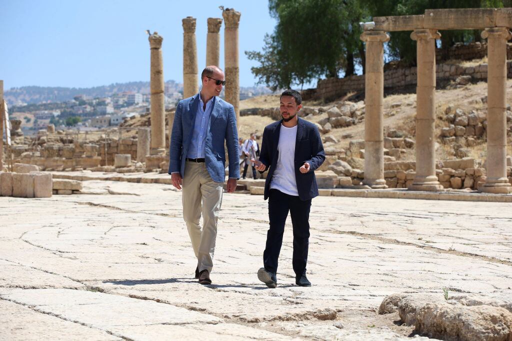William foi recebido e acompanhado pelo príncipe Hussein, da Jordânia. Juntos, eles pareciam velhos amigos e, inclusive assistiram ao jogo da Inglaterra contra o Panamá na Copa do Mundo da Rússia. A seleção da Rainha goleou por 5 a 1