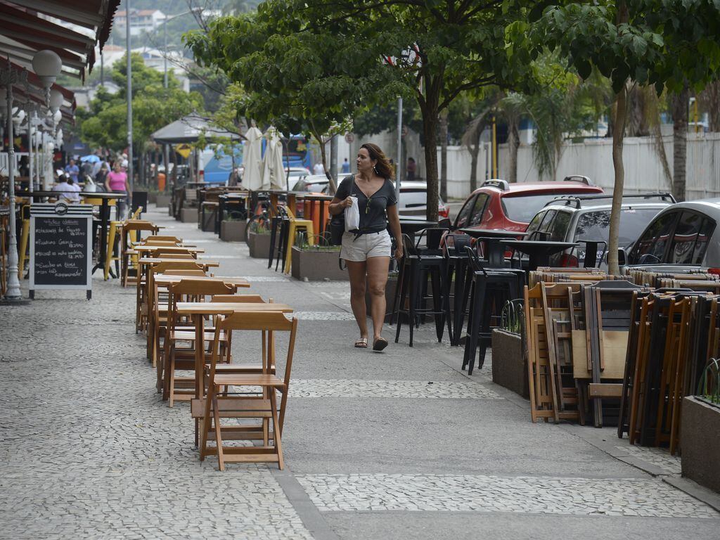 Bares e restaurantes devem manter distancimento de 2 m entre mesas