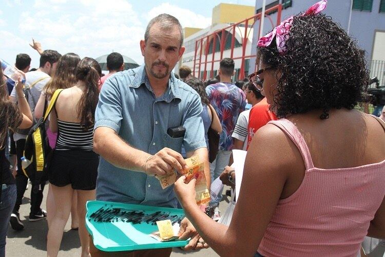 Jovem compra caneta esferográfica preta fabricada com material transparente, o único tipo permitido neste ano no Enem
