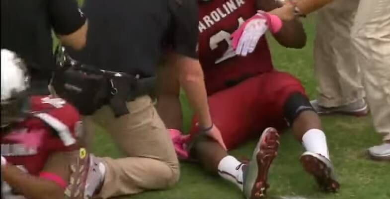 Marcus Lattimore, do time universitário South Carolina, também fraturou o joelho durante um jogo contra a universidade do Tennesee