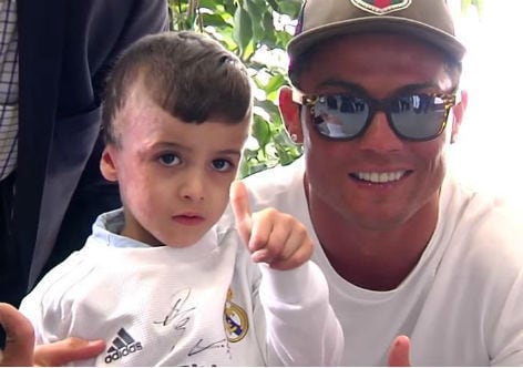 CR7 recebeu Ahmad Daubasha, o garotinho que sobreviveu a um ataque terrorista e teve 60% do corpo queimado, na sede do Real Madrid