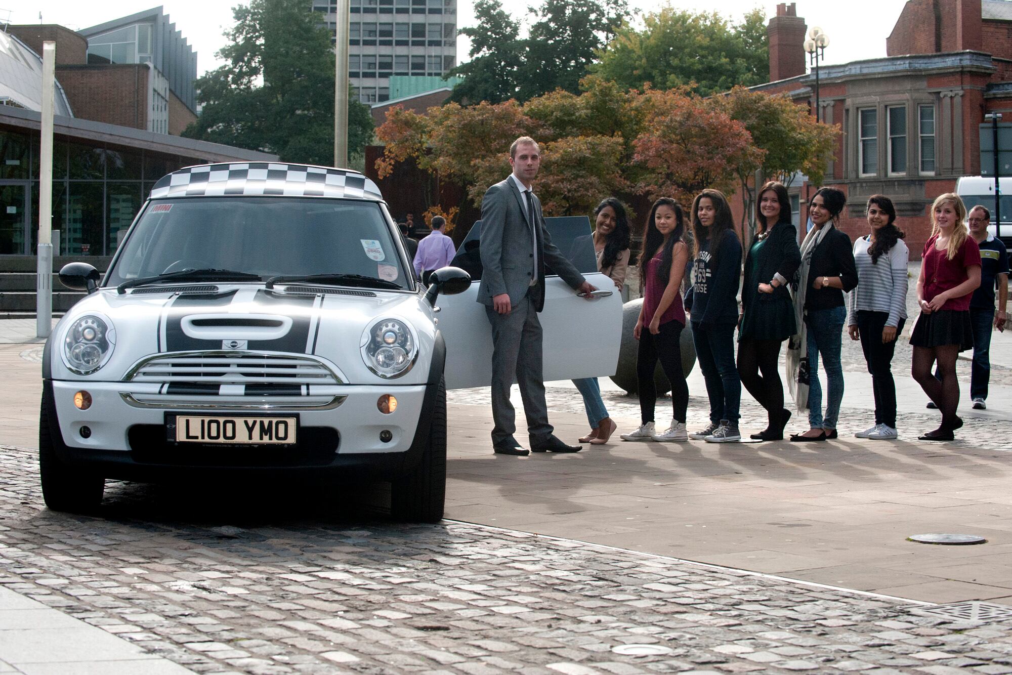 Com 8,2 m de comprimento, a Mini limusine pode levar até seis pessoas atrás — e mais duas na frente

Saiba tudo sobre carros! Acesse www.r7.com/carros