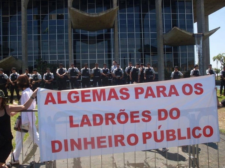 Uma imagem que pede algemas também foi compartilhada diversas vezes na internet