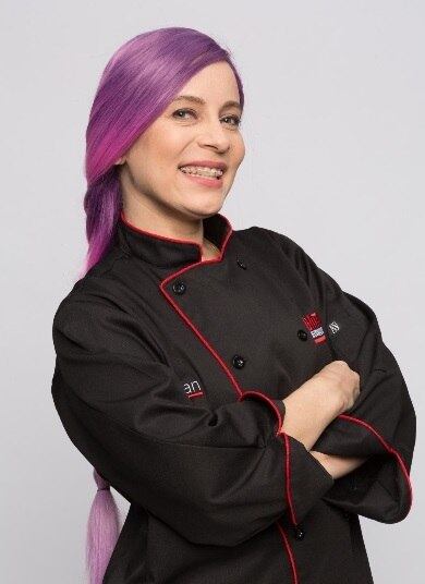 Suyan Lolas 
39 anos 
Rio de Janeiro – RJ
Formação: Direito
Especialidade: bolos esculpidos e estruturados. Bolos pintados à mão
