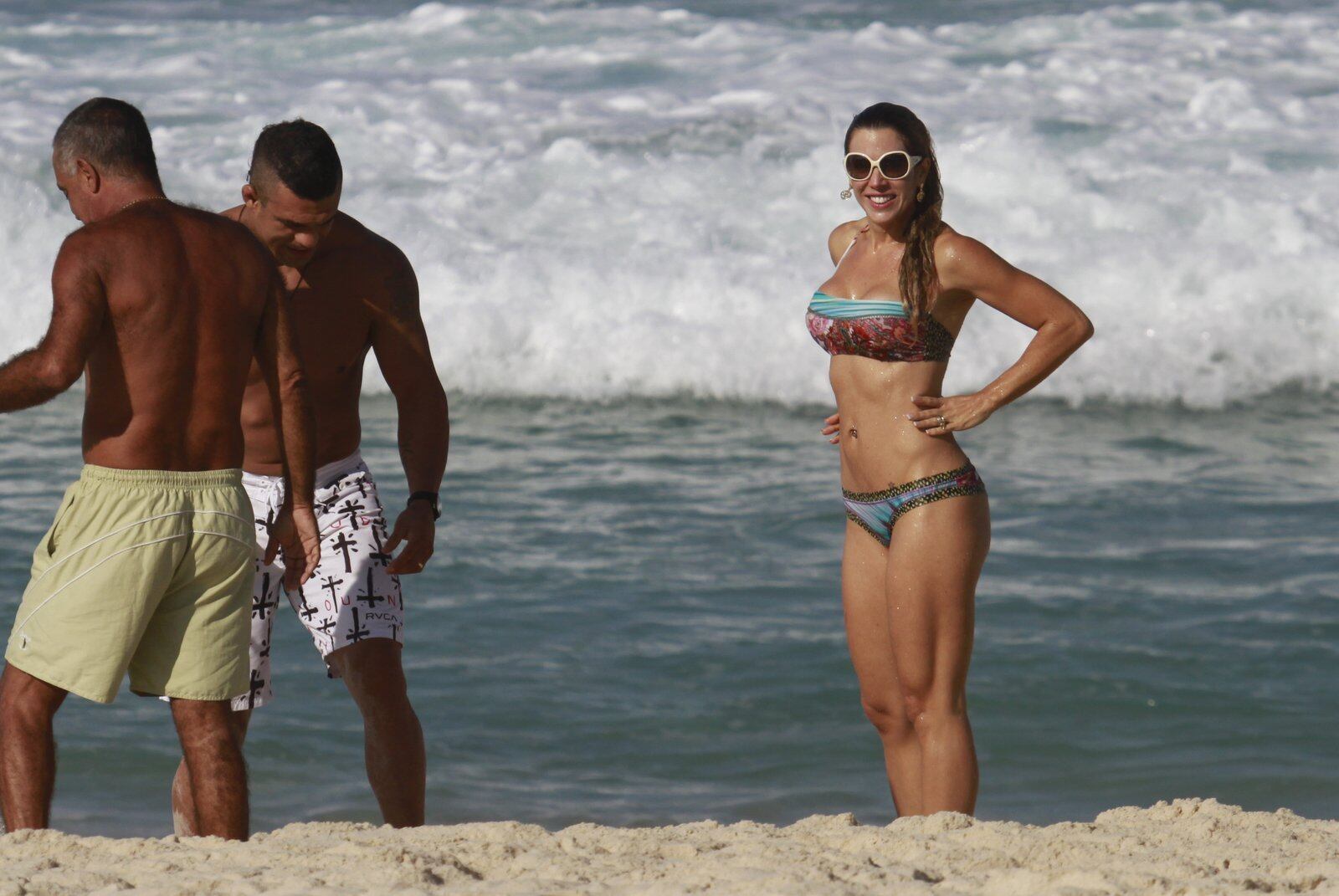 Veja mais fotos do treino na praia de Joana Prado e Vítor Belfort