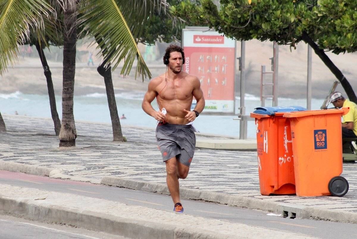 Flávio Canto se exercita na orla da praia da zona Sul do Rio, Rio de Janeiro