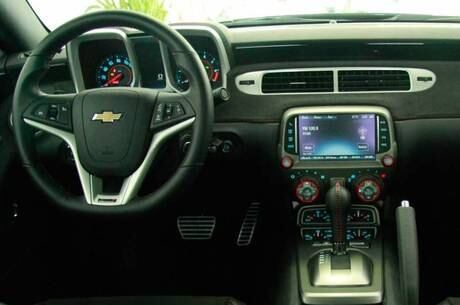 Com couro alcântara, interior ainda exagera no plástico rígido