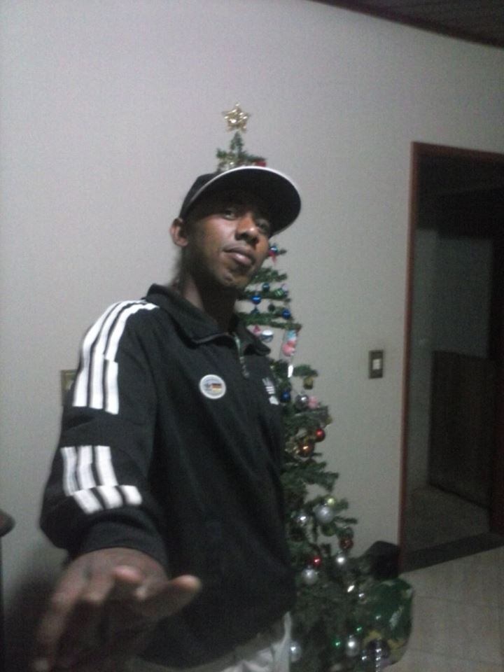 Como
a mulher foi arremessada a alguns metros, o ex-marido desceu do carro e deu
vários chutes na cabeça da mulher. Depois disso, ele abandonou o carro e fugiu
a pé