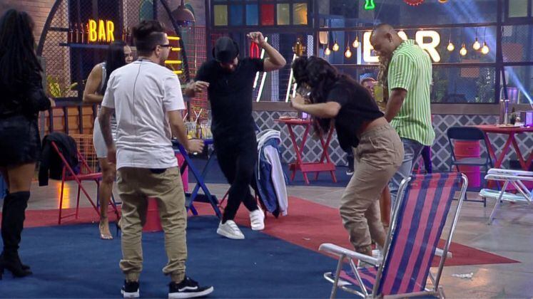 Não seria uma festa com clima de boteco sem o Ousado: ao som de Thiaguinho, Karol e Hadballa lançaram o passinho