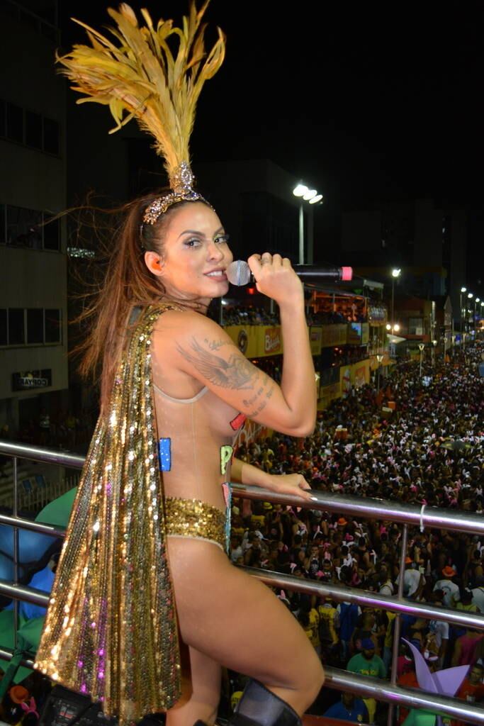 Alinne foi aplaudida pelo público pela coragem de continuar animando o bloco até o fim, mesmo imobilizada