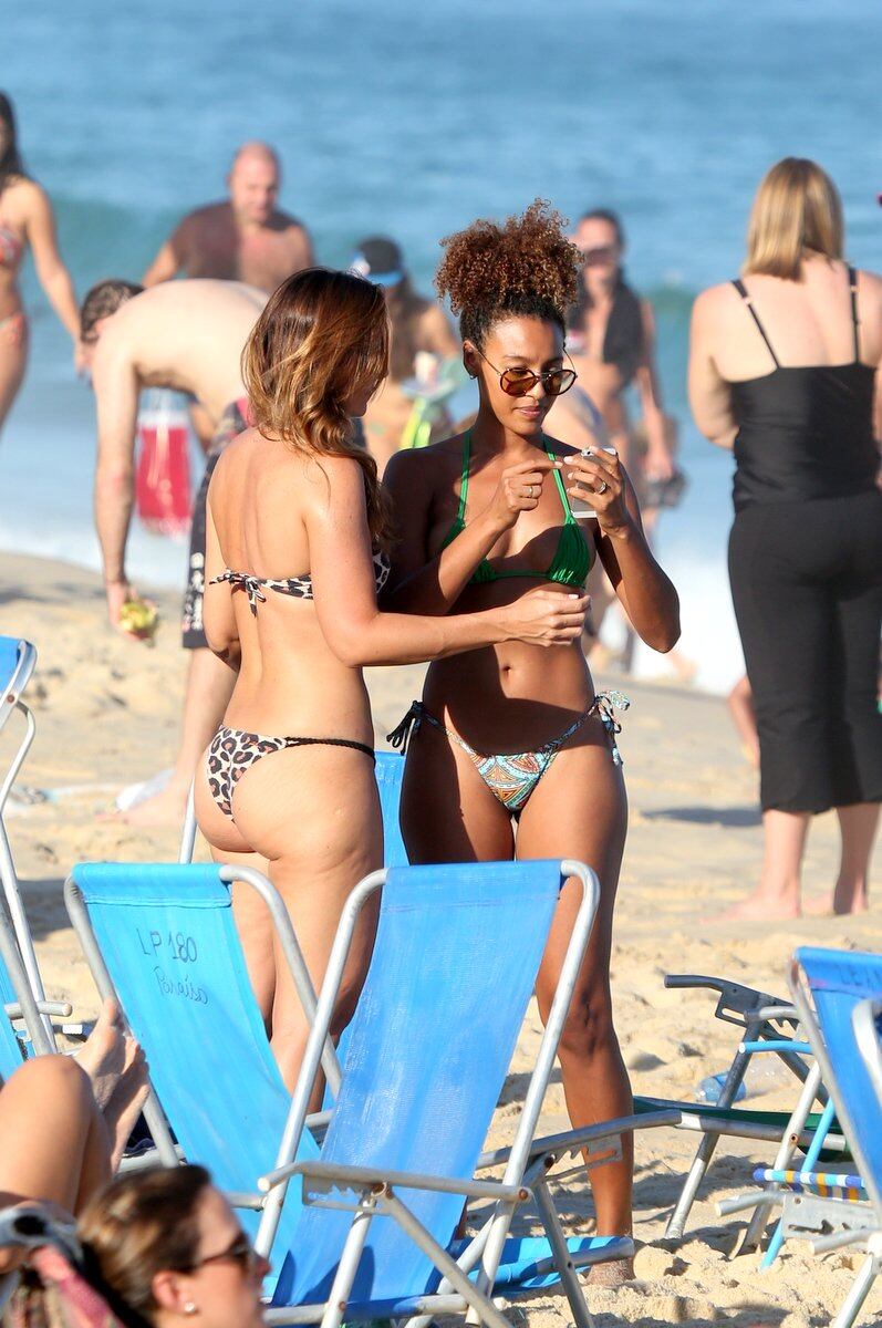 Sheron Menezes exibe corpão em dia de praia com os amigos no Rio de Janeiro