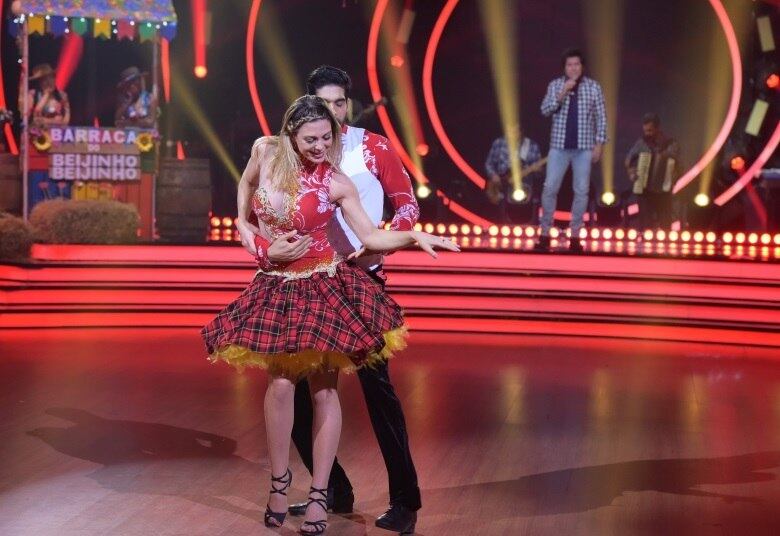 Sheila Mello e Marcelo dançaram ao som do clássico Evidências, de Daniel. O zouk foi o ritmo escolhido para a apresentação