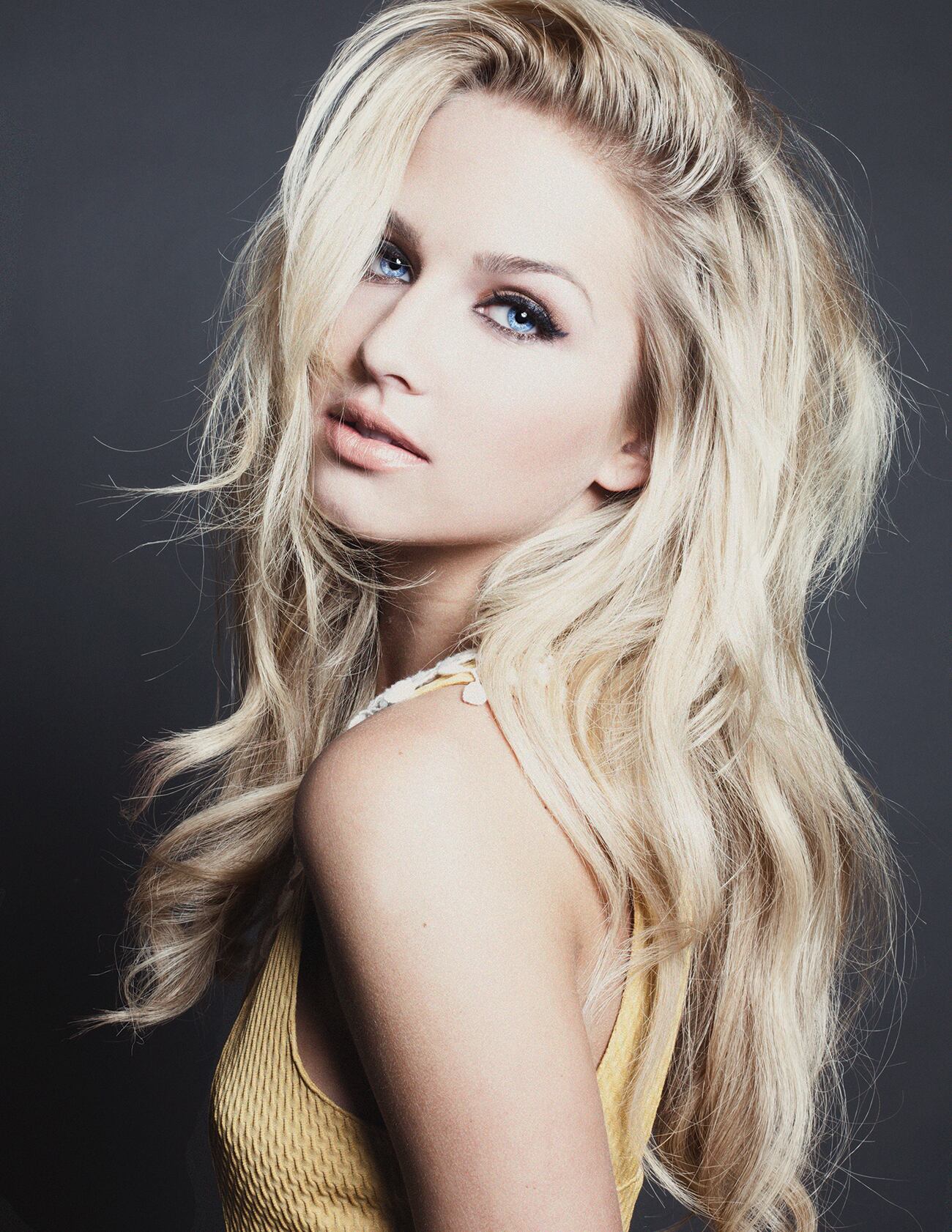 Uma
das medidas indicadas por especialistas para se proteger contra hackers é
alterar suas senhas com frequência, utilizando símbolos e caracteres
diferentes