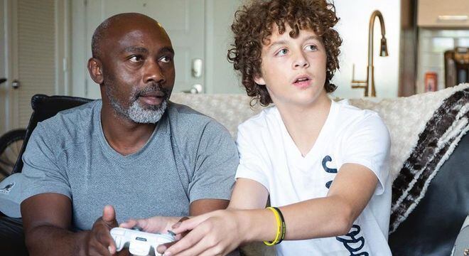Mutabazi decidiu adotar Anthony após conhecer a história de abandonos do garoto