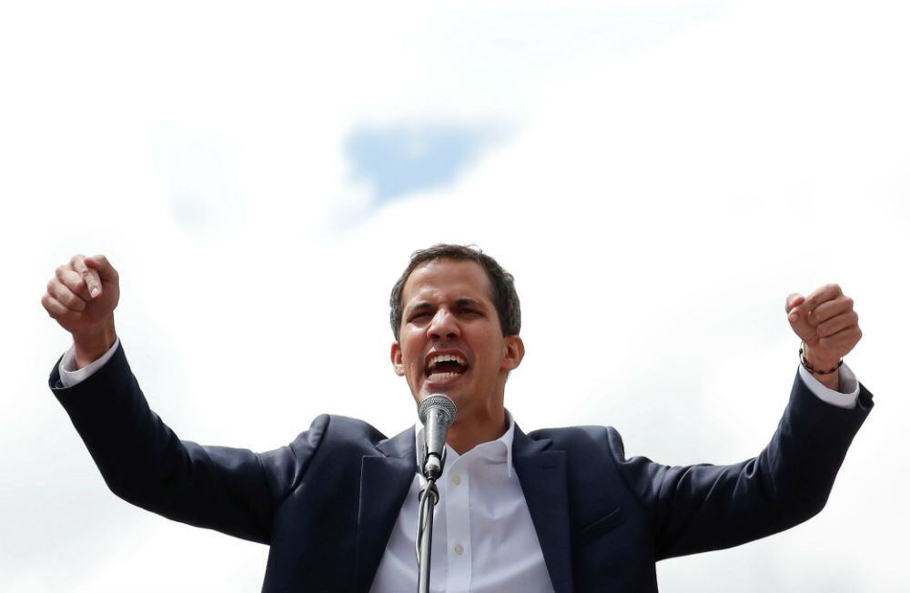 Guaidó — que era presidente da Assembleia Nacional do país e principal opositor ao governo de Maduro — se autodeclarou presidente interino no dia 23 de fevereiro. 'Vamos insistir até a democracia, até a liberdade, até que cada venezuelano tenha pão na mesa, até que retornem a água e o gás às casas da Venezuela, até que nossos filhos voltem ao território nacional, até que consigamos definitivamente a prosperidade', discursou Guaidó em ato que foi realizado durante uma manifestação de opositores do governo na capital do país, Caracas