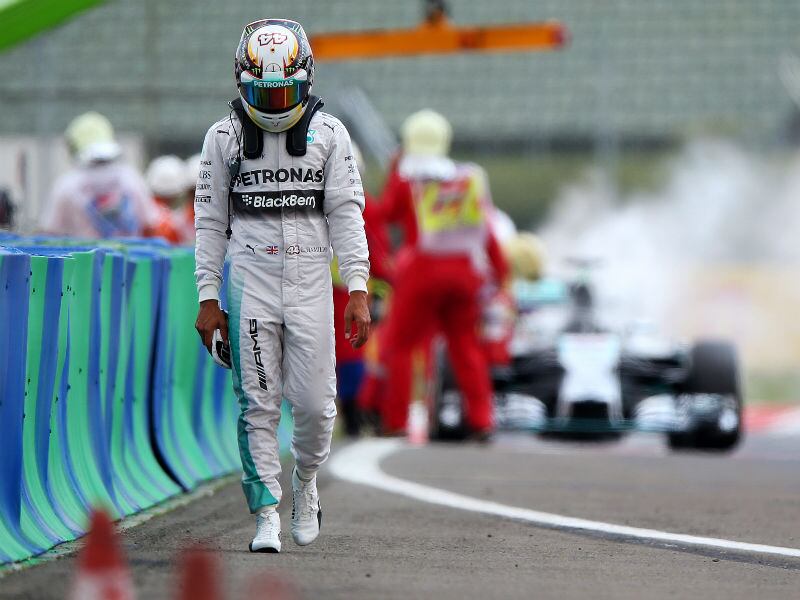 Hamilton teve sangue-frio pra levar o carro até próximo aos boxes, mas não escondeu a frustração de largar em último