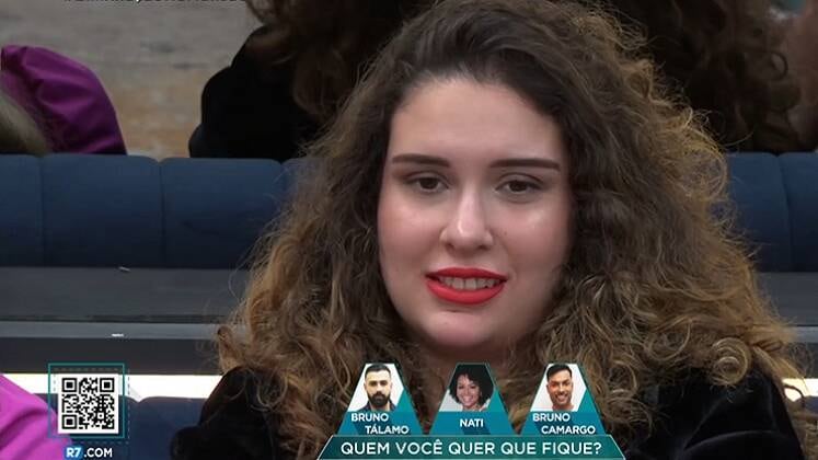 Na semana seguinte, a mesma situação rolou. Alexandre Suita
tentou sabonetar ao responder quem ele gostaria que fosse o segundo eliminado e
até tentou uma brincadeirinha para escapar da pergunta. Mas Mari, como sempre,
estava atenta! "Gente, eu só quero lembrar que vocês estão em um jogo.
Quero só ver se na final você vai pegar seu R$ 1 milhão e dar para o coleguinha".
Certeira!