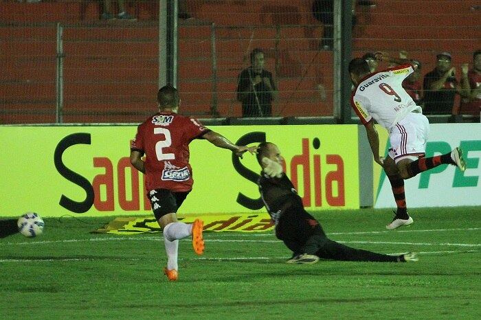 Alecsandro tocou na saída do goleiro para abrir o placar para o Fla