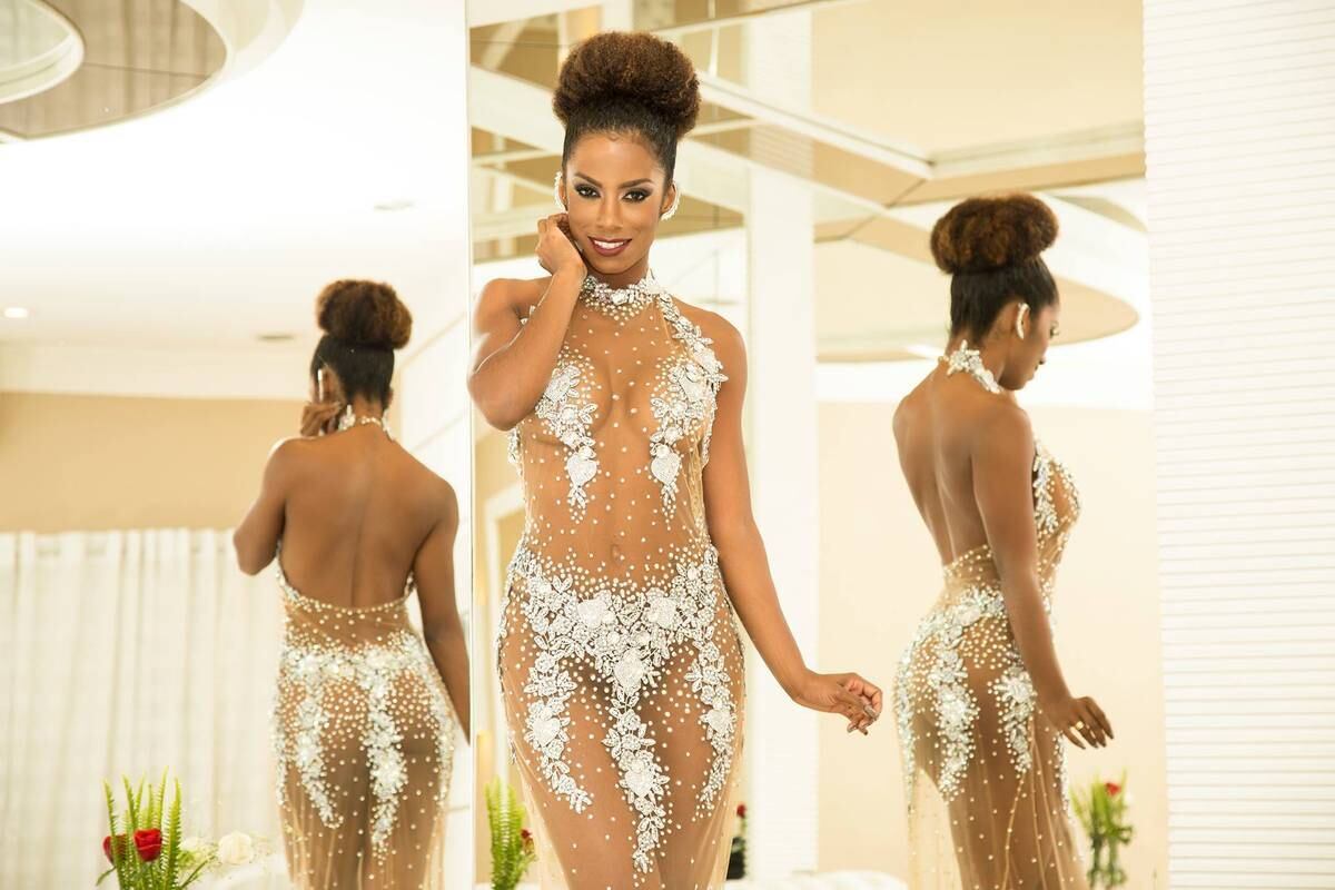 Ivi Pizzott deixou o corpão em evidência com o vestido ousado