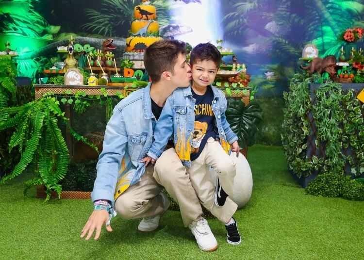 Vestido igual ao irmão, João deu beijos carinhosos no pequeno Pietro