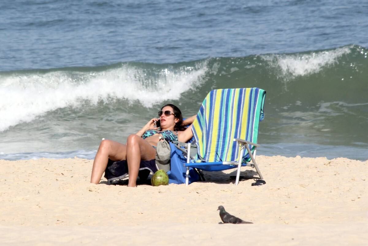 Patrícia Poeta tira o dia para reforçar o bronzeado em praia do Rio