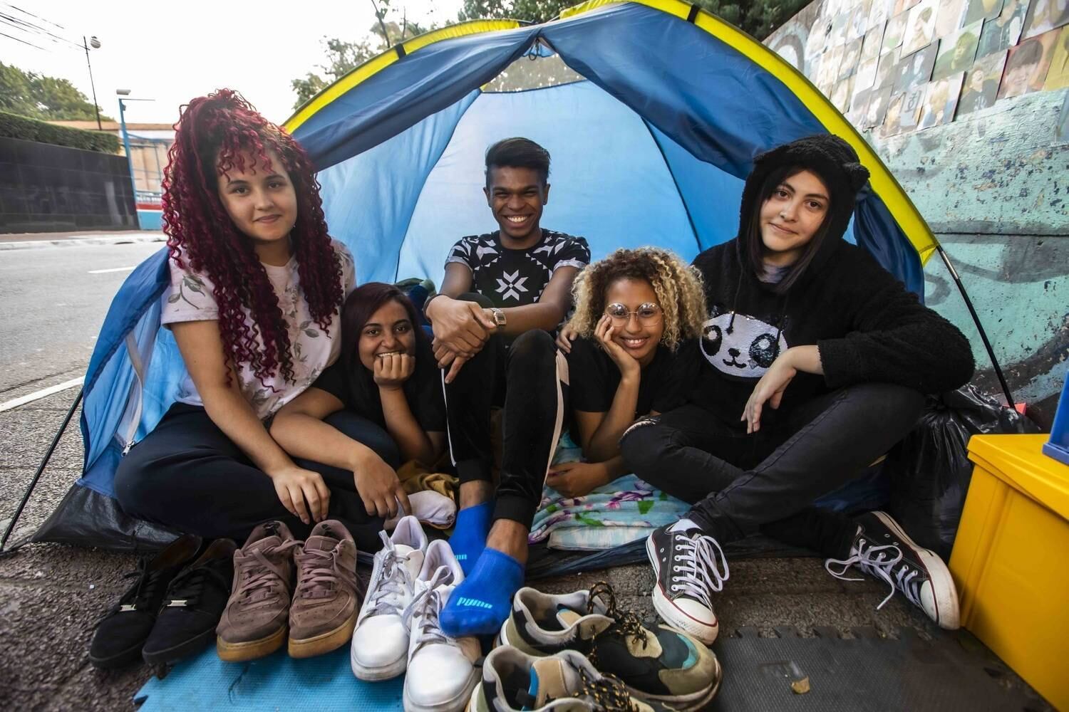 Pode parecer loucura ou até impensável, mas estes fãs passaram cinco meses acampados na frente do Espaço das Américas, em São Paulo, para verem o grupo de k-pop Monsta X se apresentar em 19 de julho. Chamados de monbebes, os fãs chegaram no local em meados de fevereiro