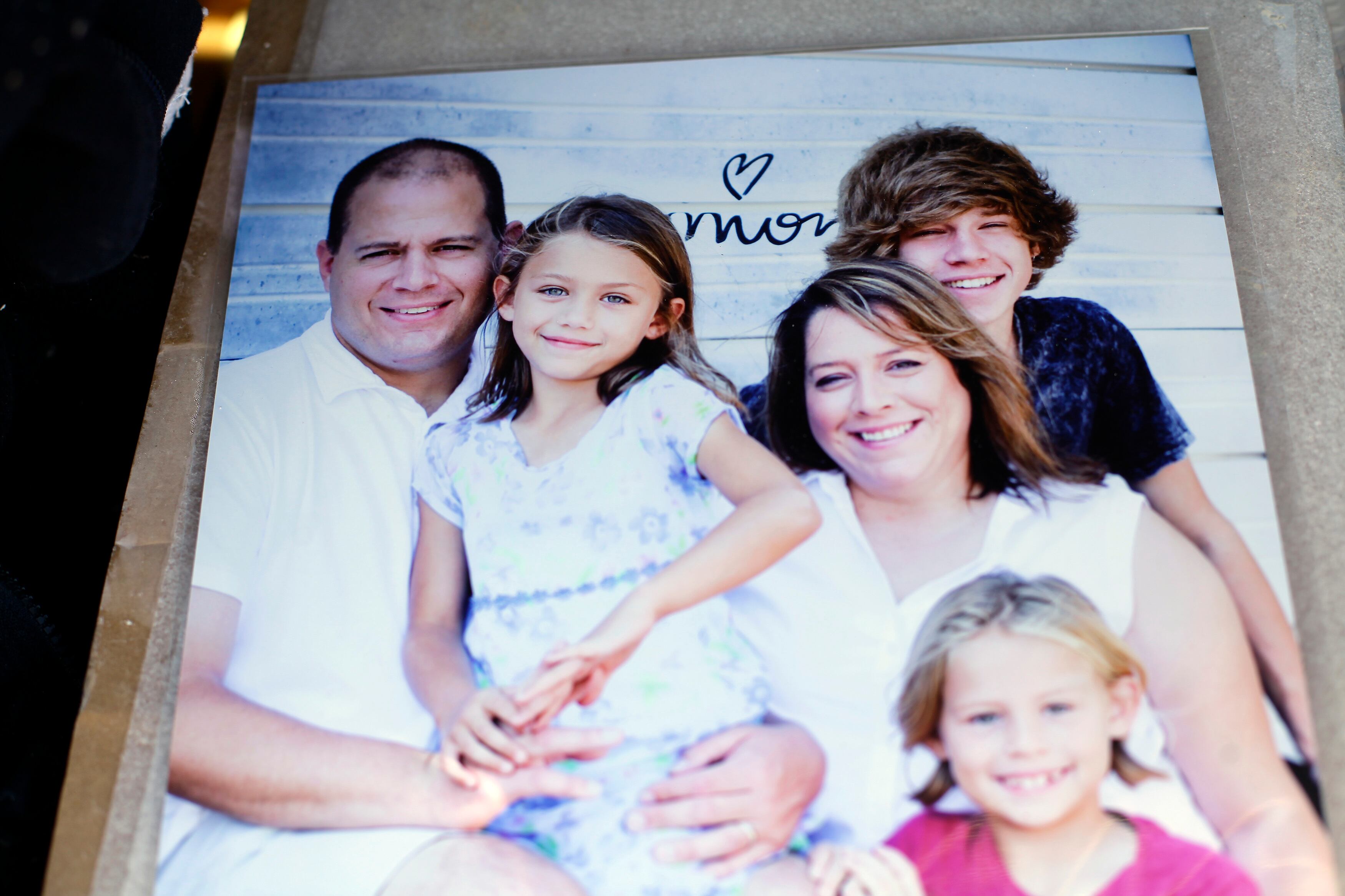 Foto de família mostrando Daniel Angle (à esquerda), Sydney Angle, Nicole Angle, Jory Pratt e Casey Angle, no dia 22 de maio deste ano. Sydney também morreu enquanto estava na escola