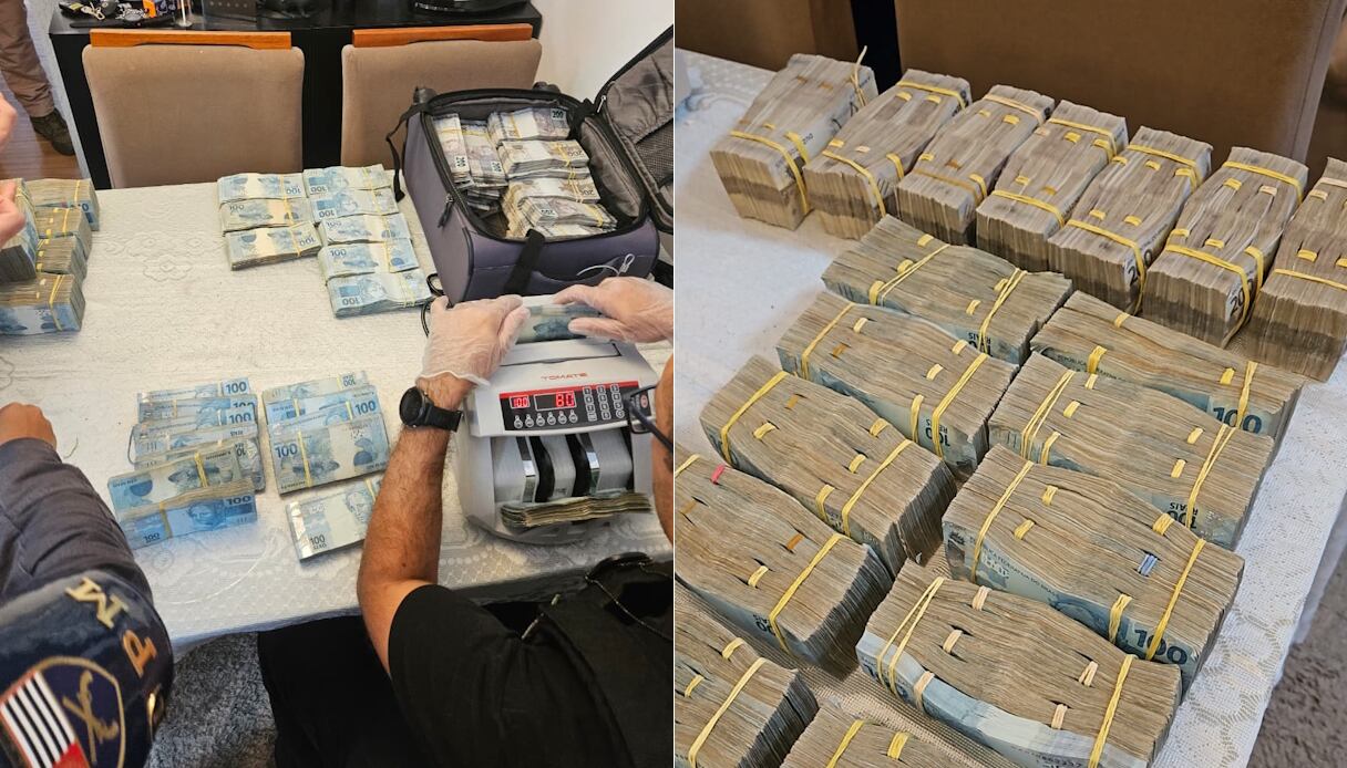Maços de dinheiro sobre uma mesa com policiais contando a quantidade