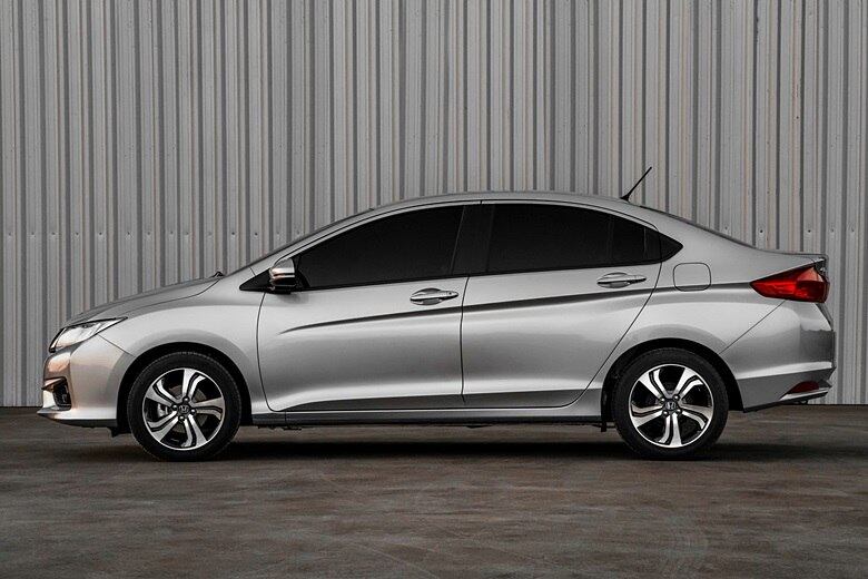Na lateral, o destaque é o acentuado vinco herdado do Honda Fit, que nasce na lanterna
traseira e atravessa a lataria na altura das maçanetas 

Saiba tudo sobre carros! Acesse www.r7.com/carros
