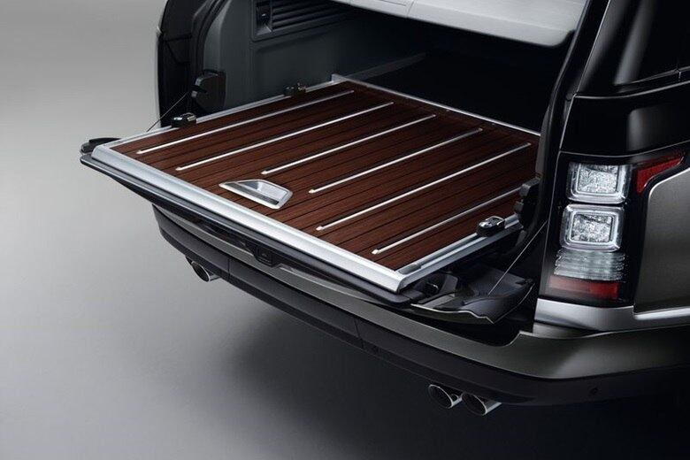 Outro item bastante interessante é um suporte que desliza localizado no porta-malas. Isso facilita colocar e tirar objetos pesados do compartimento, feito em alumínio e madeira nobre