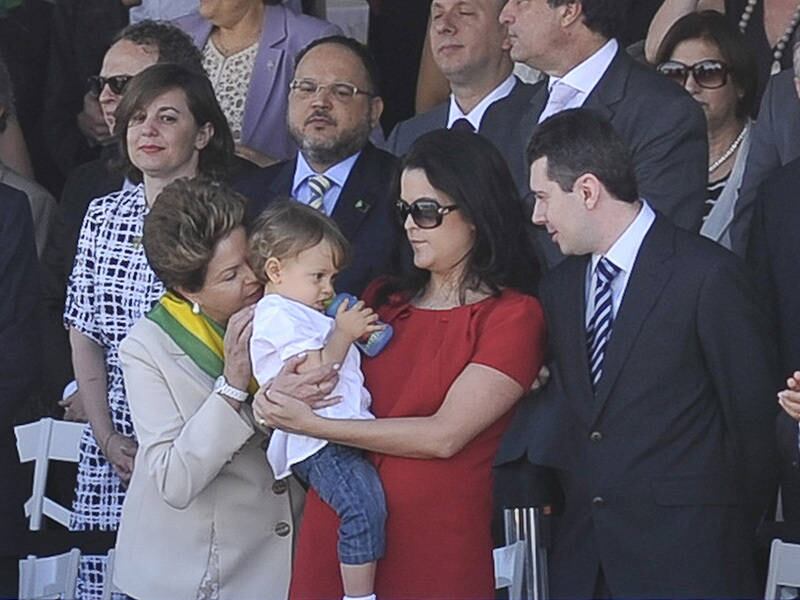 Brasília - Ao lado do governador do DF, Agnelo Queiroz, da filha Paula e do neto Gabriel, a presidenta Dilma Rousseff assiste ao desfile de 7 de Setembro na Esplanada dos Ministérios
