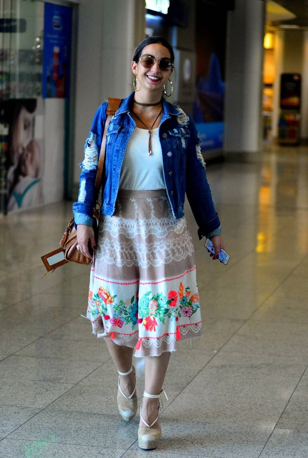 A funkeira estava com um look exótico, composto por uma saia mid e jaquela jeans 