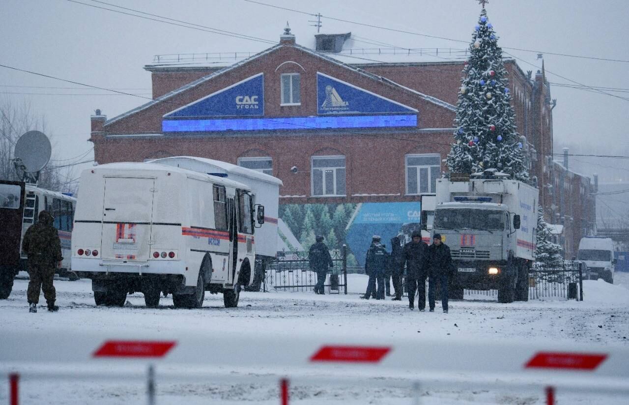Socorristas chegam em mina de carvão na região de Kemerovo, na Sibéria, após acidente