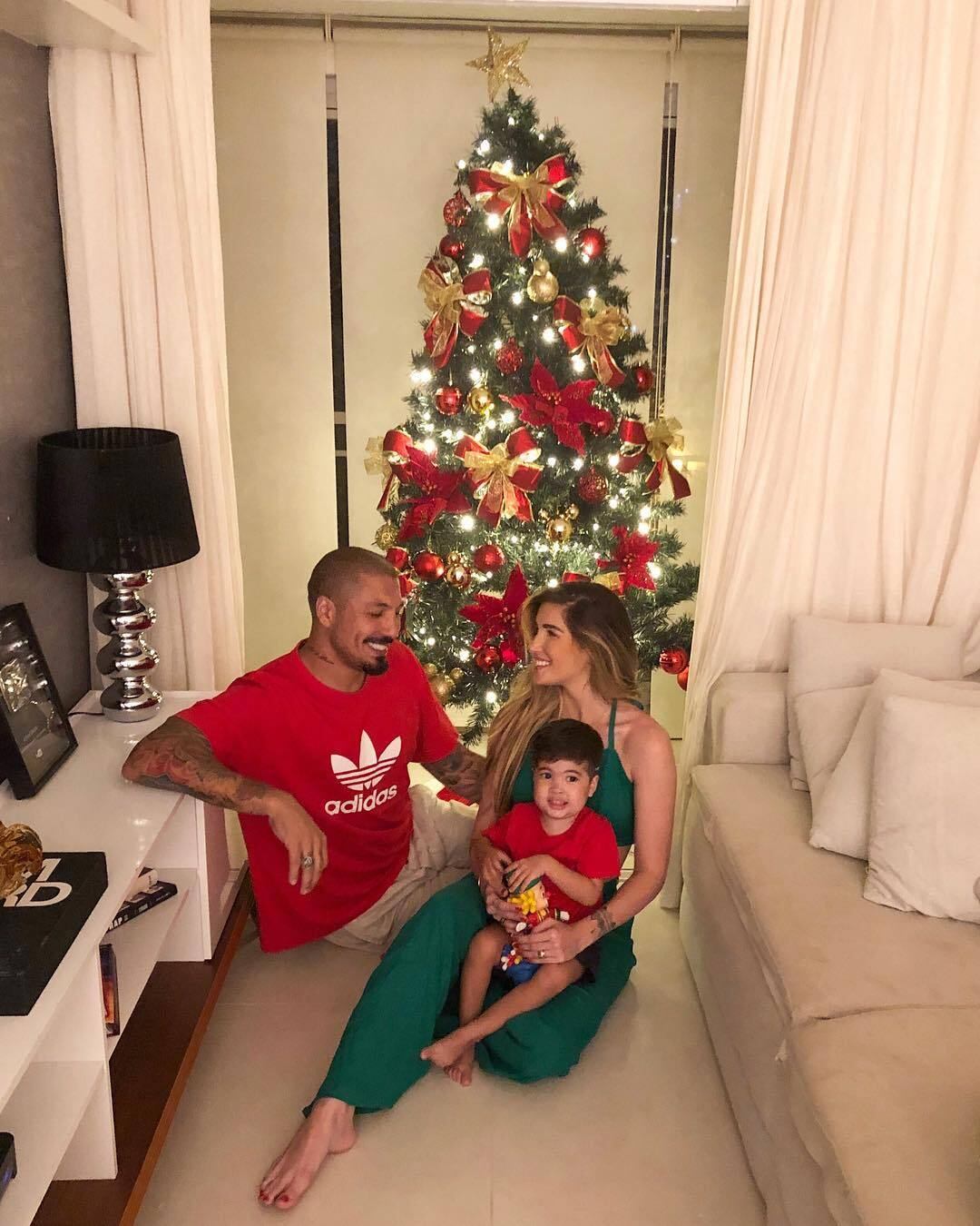 O casal de ex-BBBs Fernando Medeiros e Aline Gotschalg celebrara ao lado do filho Lucca