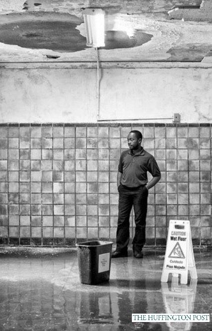 Lançando uma luz sobre os efeitos de anos de negligência, as fotografias mostram uma visão íntima de cinco unidades escolares em estado de degradação. Três das escolas retratadas estão presas em processos constantemente adiados de demolição ou projetos de renovação.

Seven Alford, na foto, foi o outro estudante que convidou o governador Christie a visitar a escola. Na imagem, o aluno aparece em um dos corredores alagados da Trenton