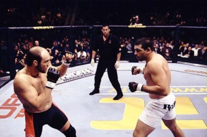 Um combate com diferentes estilos de luta, há alguns anos, não
era algo muito comum de se encontrar. O confronto como o de Pedro Rizzo, que
tinha forte característica a trocação, e Randy Couture, que baseava-se na luta
agarrada, não era muito comum de se acontecer antigamente. A luta entre os dois
foi bastante equilibrada, com cada um deles mostrando suas características ao
longo do combate. No final, venceu Couture, o que causou admiração em todos,
até mesmo no campeão do combate