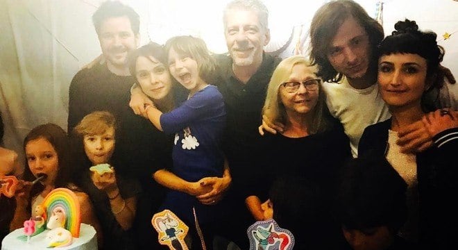 Débora Falabella, Murilo Benício e Chuck Hipolitho no aniversário de Nina