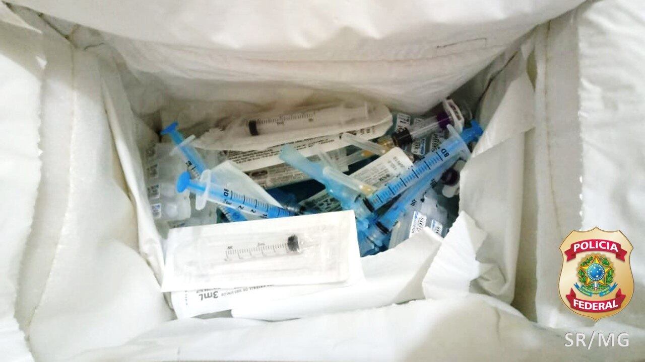 De acordo a revista, cerca de 50 pessoas receberam a primeira dose do imunizante. As duas aplicações teriam custado R$ 600 por pessoa.