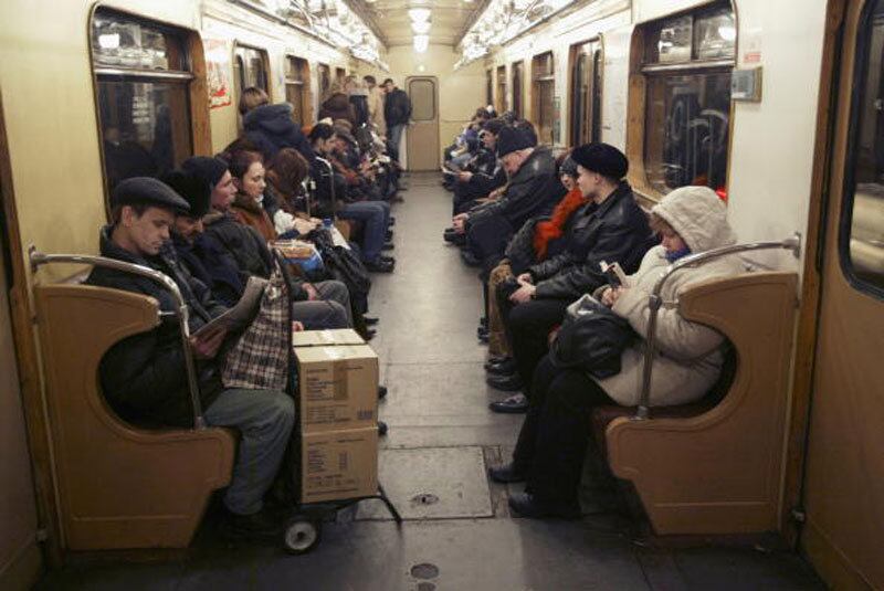 Em 2004, três ataques aterrorizaram a Rússia. No mês de
fevereiro, 40 pessoas morreram e cem ficaram feridas quando um homem bomba se
explodiu dentro de um trêm em Moscou