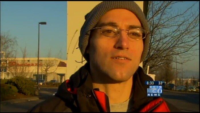 

Earl Martinez, de 28 anos, está nas ruas à
procura de um doador de rim. O rapaz, que mora em Oregon, nos Estados Unidos,
luta contra uma doença renal hereditária desde que nasceu e passa a maior parte
do tempo na rua segurando uma placa com a seguinte mensagem: ‘preciso de um
doador de rim’